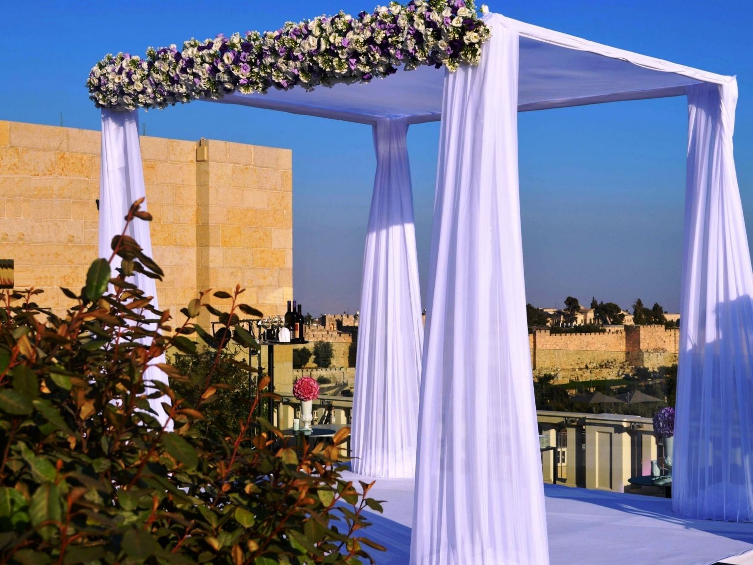 חופת חתונה אל מול נופי העיר העתיקה