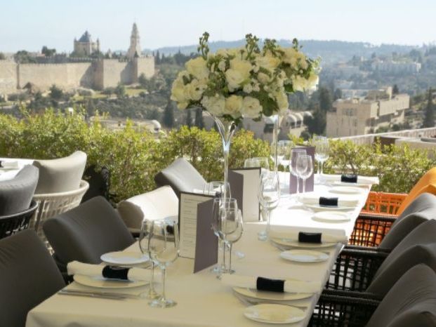 שולחן ערוך אל מול נופי העיר העתיקה של ירושלים